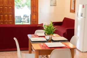 A seating area at Afroditi Holiday Home - Yellow Apartment