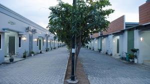 Sitiinggil Guest House Syariah في تيغال: شجره وسط شارع