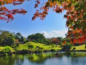 - une vue sur un parcours de golf avec un étang dans l'établissement HOTEL MYSTAYS Kumamoto Riverside, à Kumamoto