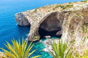 uma grande caverna no lado de um penhasco em Dar il-Hena em Żurrieq