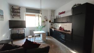 un soggiorno con divano e cucina di Simonhome a Roma