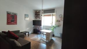 un soggiorno con un divano e un tavolo di Simonhome a Roma
