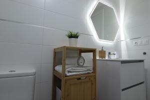 y baño con lavabo y espejo. en Apartamento Mar de Ardora, en Vigo