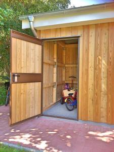 eine Garage mit einer offenen Tür und einem Motorrad im Innenbereich in der Unterkunft Heimathafen in Langeoog