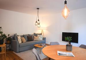 sala de estar con sofá y mesa en Apartment K13 en Bad Wiessee
