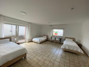 Erft Apartment في كيربن: غرفة نوم بسريرين وطاولة فيها