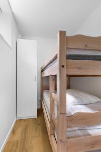 Cette chambre dispose de lits superposés et de 2 lits superposés. dans l'établissement Åreskutan Huså lägenhet 5, à Huså