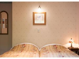 um quarto com uma cama e uma fotografia na parede em Gasthof yell / Vacation STAY 79366 em Kuroiso