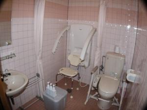 uma casa de banho com um chuveiro, um lavatório e um WC. em Gasthof yell / Vacation STAY 79366 em Kuroiso