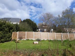 une clôture en bois devant un champ dans l'établissement Maison et vélos à Godinne dans la Vallée de la Meuse, à Godinne