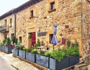 parasol siedzący przed budynkiem w obiekcie Casa Rural Zirimiri en Herreros, Soria w mieście Herreros