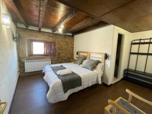 1 dormitorio con 1 cama grande en una habitación en Casa Rural Zirimiri en Herreros, Soria, en Herreros