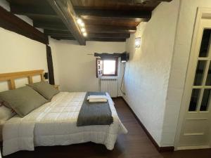 Łóżko lub łóżka w pokoju w obiekcie Casa Rural Zirimiri en Herreros, Soria