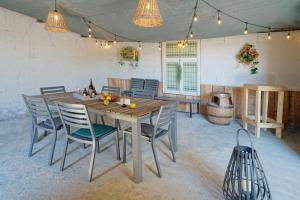 - une salle à manger avec une table et des chaises en bois dans l'établissement Gîtes Chez Oncle Nicolas, à Soumagne