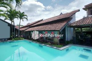 - une piscine en face d'une maison dans l'établissement Rumah Palagan Yogyakarta RedPartner, à Ngaglik