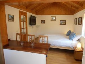 Schlafzimmer mit einem Bett, einem Schreibtisch und einem TV in der Unterkunft Casa Isabel in Icod el Alto