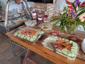 uma mesa com alguma comida em cima em Pousada RIOSTOUR em Barreirinhas