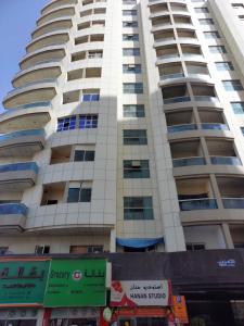 GRACE BEDSPACE, HOSTEL AND ACCOMODATIONS في دبي: عمارة سكنية في مدينة اليابان