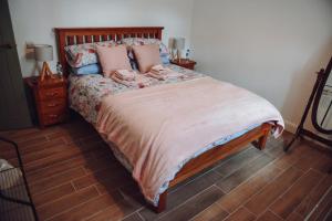 una camera da letto con un letto con cuscini sopra di Lizzie's Cottage a Drumaroad
