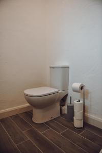 baño con aseo blanco en una habitación en Lizzie's Cottage, en Drumaroad
