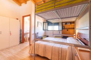 1 dormitorio con 1 cama grande en una habitación en Appartamento sul mare en Case Cicirello