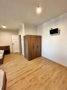 Televízia a/alebo spoločenská miestnosť v ubytovaní Hotel i Restauracja „KRISTAL”