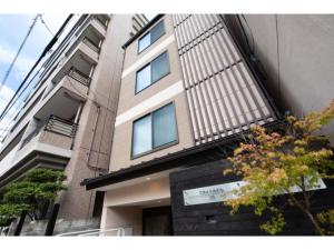 un edificio con una señal delante de él en Bright Hotel Kiyomizu - Vacation STAY 71447v, en Giommachi