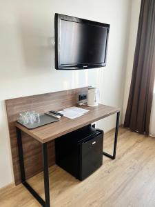 Televízia a/alebo spoločenská miestnosť v ubytovaní Hotel i Restauracja „KRISTAL”