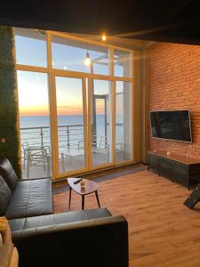 salon z widokiem na ocean w obiekcie Apartament z widokiem na morze - Sea View, przy plaży w Dziwnówku