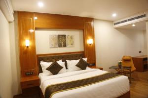 een slaapkamer met een groot bed in een kamer bij Leroy Grand - Yeshwanthpur in Bangalore