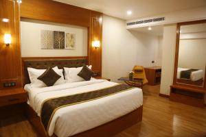 een hotelkamer met een groot bed erin bij Leroy Grand - Yeshwanthpur in Bangalore