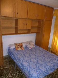 クリェラにあるNautic, 7º-Oの小さなベッドルーム(木製キャビネット付きのベッド1台付)