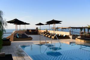 una piscina con sillas y sombrillas en un complejo en Villa Marina Capri Hotel & Spa, en Capri