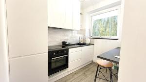 Kuchyňa alebo kuchynka v ubytovaní Great Life - apartment next to metro station