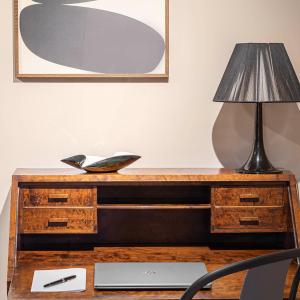 un escritorio con una lámpara encima en La maison py en Vergisson