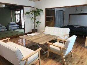 Posezení v ubytování 「西の横綱」俵山温泉で極上の湯治STAY。物語が始まる場所 -MUKU-