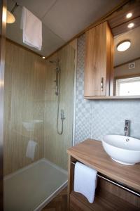 een badkamer met een wastafel en een douche bij Stewarts Resort Lodge 7 in St Andrews