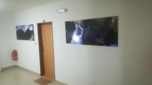 deux photos accrochées à un mur dans une pièce dans l'établissement Apartment High Tatras, à Veľký Slavkov