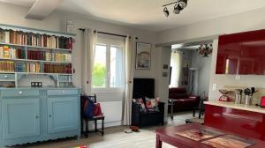 Gîte proche de Dieppe et bord de mer في Petit-Berneval: غرفة معيشة مع خزانة زرقاء ونافذة