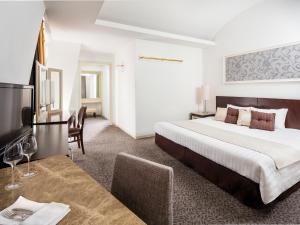 Postel nebo postele na pokoji v ubytování Hotel Francs