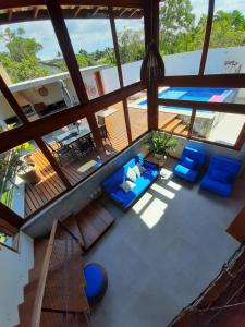 uma vista superior de uma sala de estar com cadeiras azuis em Belíssima Casa Ilha de Boipeba na Ilha de Boipeba