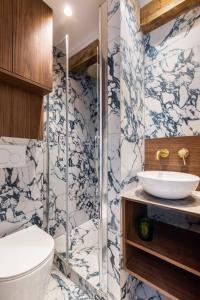 ein Bad mit einem WC und einem Waschbecken in der Unterkunft CMG- Charming appartement 2P - Batignolles in Paris