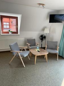 a living room with two chairs and a table at An der Gärtnerei in Dömitz