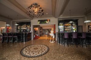 Lounge nebo bar v ubytování Hôtel Beau Rivage
