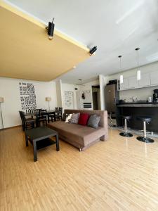 sala de estar con sofá y piano en Alpha Apartment en Brasov