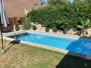 uma piscina no quintal de uma casa em Hilla‘s Holiday Bay em Münster