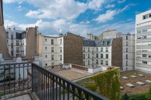 - un balcon offrant une vue sur les bâtiments dans l'établissement Beaudelaire Center Residence, à Paris