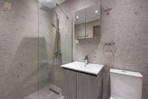 uma casa de banho com um WC, um lavatório e um chuveiro em Bourn, Nilie Hospitality MGMT em Tessalônica
