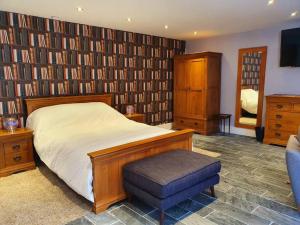 Una cama o camas en una habitación de Sycamore Suite is a private retreat with log fire
