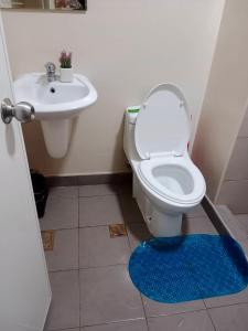 ein Bad mit einem WC und einem Waschbecken in der Unterkunft AVIDA ATRIA T2-F ,5mins TO FESTIVE WALK AND 4 MINS TO ILOILO CONVENTION CENTER in Iloilo City